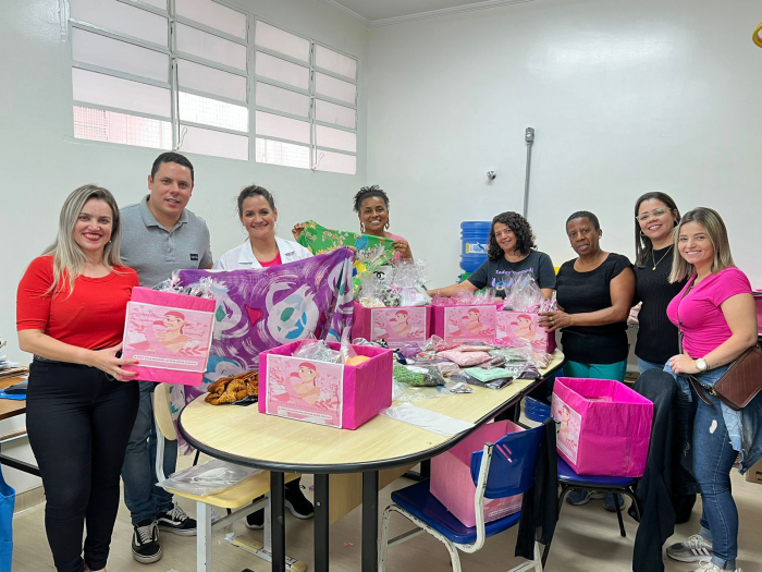 Renan Pessoa reúne voluntários e faz entrega de lenços no Outubro Rosa