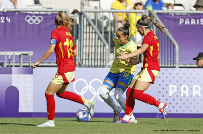 Brasil perde da Espanha, mas avança às quartas no futebol feminino em Paris 