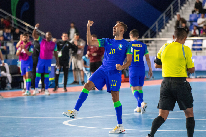 Com nova goleada, Brasil garante classificação para mata-mata na Copa do Mundo de Futsal