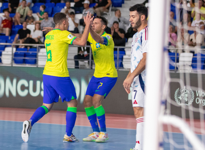 Brasil goleia a Costa Rica e garante passagem às quartas de final da Copa do Mundo de Futsal