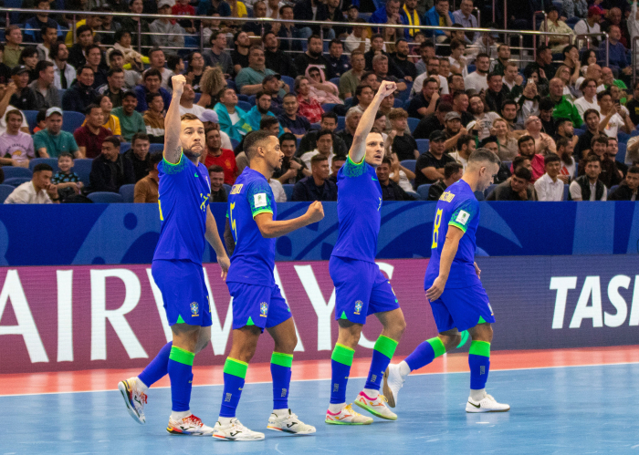 Brasil bate Ucrânia de virada e vai à final da Copa do Mundo de Futsal