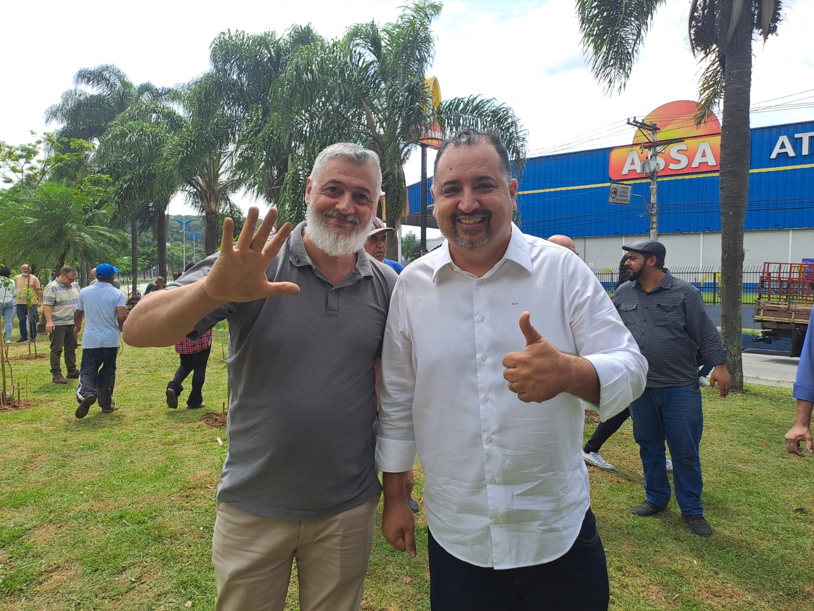 Eduardo Ribeiro e Marcelo Oliveira durante o plantio de 70 mudas de árvores da fauna mauaense