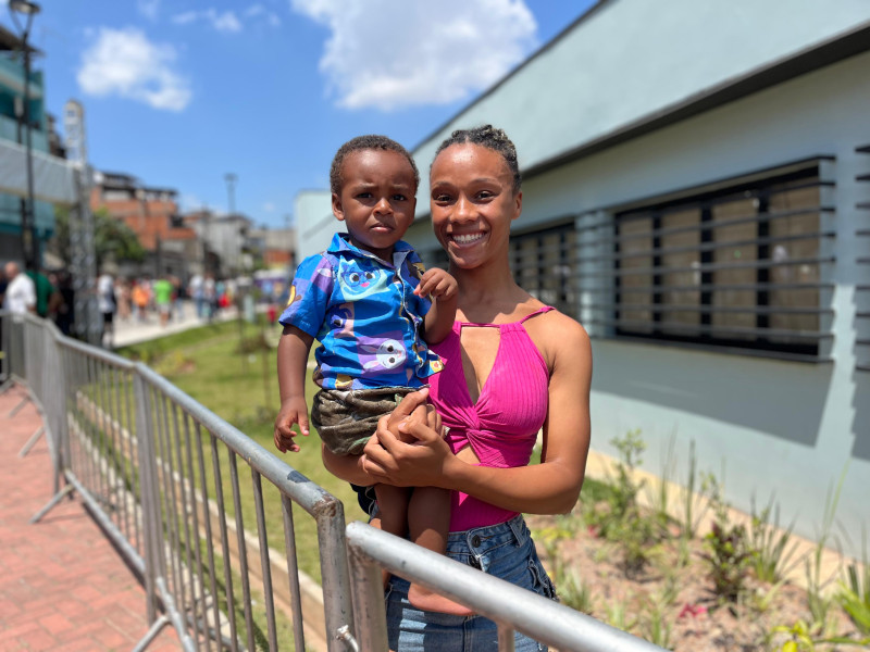 Yasmin Cristina e o filho Michael estiveram presentes na cerimônia de entrega da Praça da Cidadania