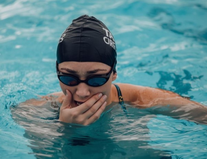 Excesso de cloro em piscinas pode causar intoxicação respiratória e até pneumonia química, alerta especialista