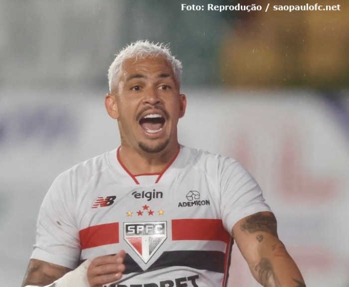 São Paulo vence a Chapecoense no Canindé e assume a liderança do Campeonato Brasileiro