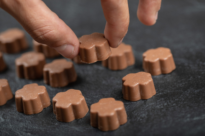 Os impactos do excesso de chocolate na pele, na digestão e no sono Os impactos do excesso de chocolate na pele, na digestão e no sono