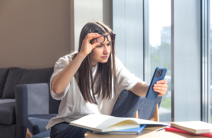 Excesso de telas compromete a visão de jovens antes dos 30 anos Excesso de telas compromete a visão de jovens antes dos 30 anos