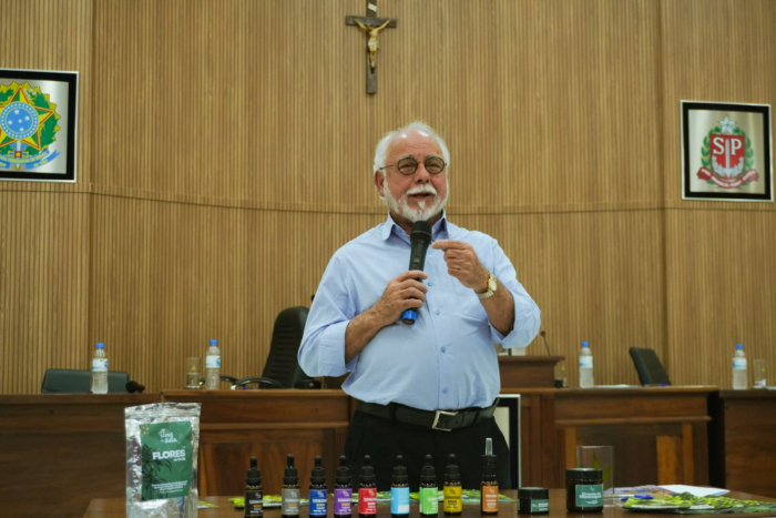 Clovis Volpi apresenta experiência da implantação da Clínica Pública de Cannabis Medicinal