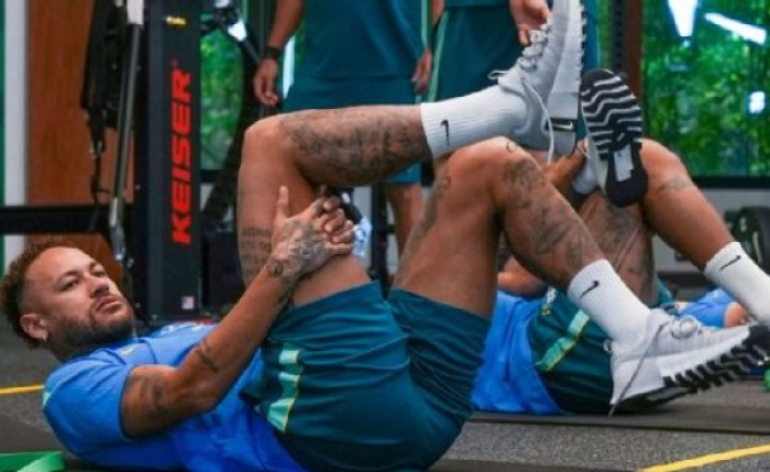 Neymar treina em campo, mas não tem prazo para estreia na Copa