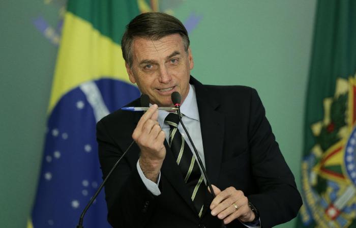 Jair Bolsonaro assina decreto que flexibiliza posse de armas