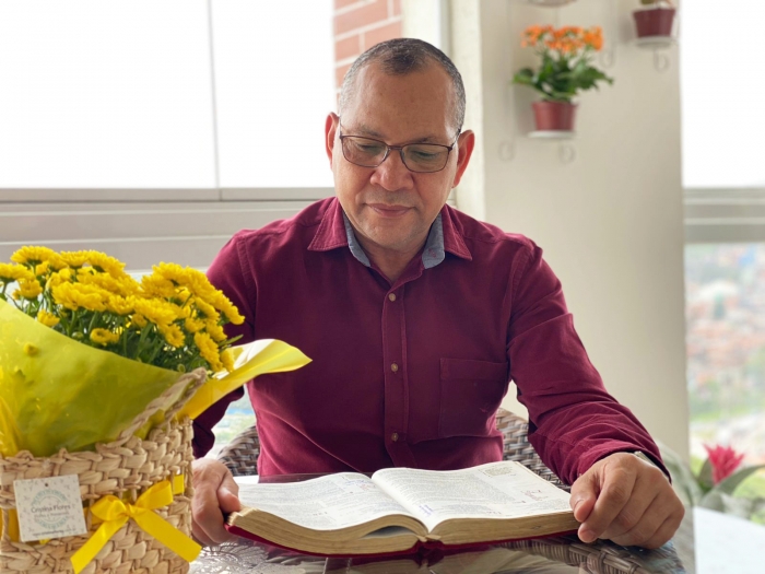 Projeto de lei do vereador Pastor Valdeci Santos garante exemplar da bíblia nas bibliotecas de Mauá