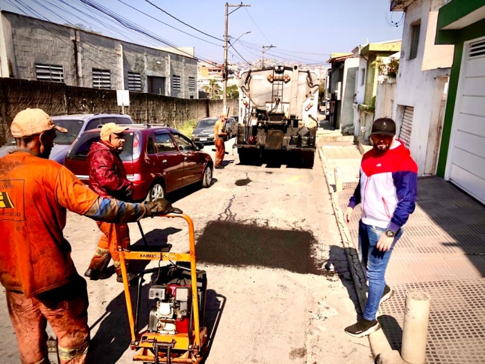 Zé Carlos Nova Era intensifica pedidos por operações tapa-buraco na cidade