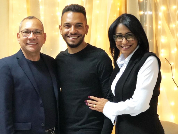 Vereador Pastor Valdeci Santos deseja feliz Dia das Mães para todas as mulheres, em especial para sua esposa 