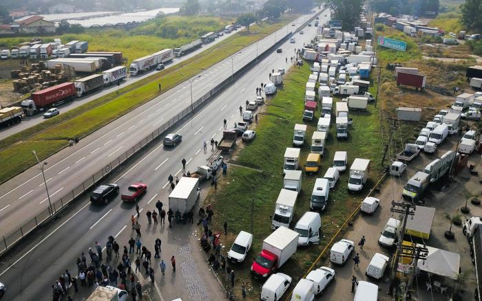 Pelo 3º dia seguido, greve dos caminhoneiros causa reflexos pelo País